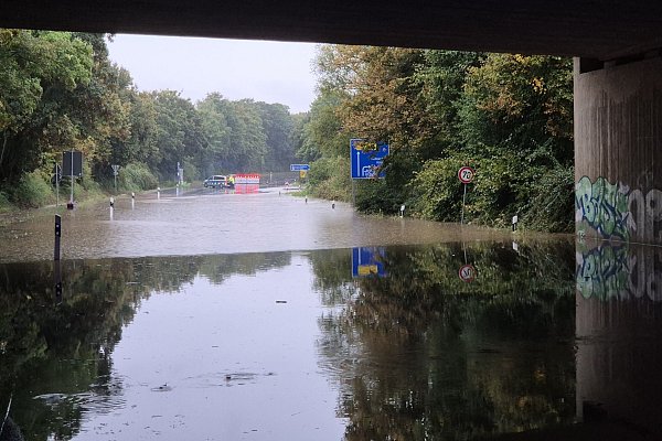 Eine Unterführung in Bedburg ist mit Wasser vollgelaufen. - © Sascha Thelen/dpa