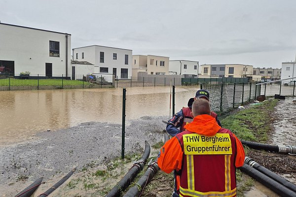 Einsatzkräfte des THW pumpen in Bedburg Wasser ab. - © Sascha Thelen/dpa