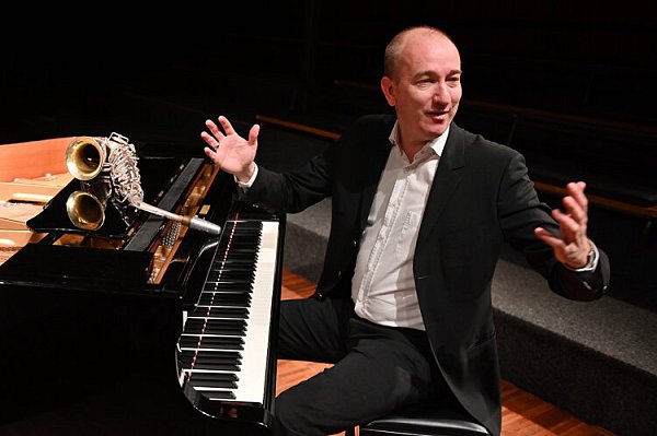 Chris Hopkins: Virtuoser Pianist und Saxofonist. - © Hyou Vielz