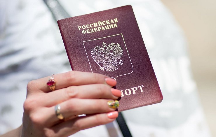 Der Umgang mit Visaanträgen von russischen Staatsbürgern ist innerhalb der EU sehr unterschiedlich. Lettland etwa hat die Vergabe von Visa und Aufenthaltsgenehmigungen an Russen weitgehend ausgesetzt. (Archivbild) - © Kay Nietfeld/dpa