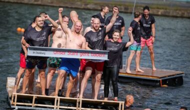 «Unser Stahl geht baden»: Stahlarbeiter springen ins Wasser | NRW