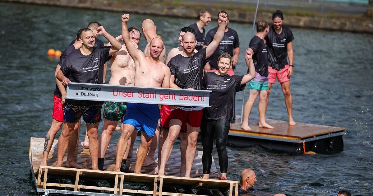 «Unser Stahl geht baden»: Stahlarbeiter springen ins Wasser | NRW