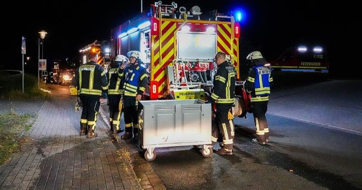 Brand in Bielefelder Mehrfamilienhaus: Bewohner warten auf ihre Retter auf dem Balkon