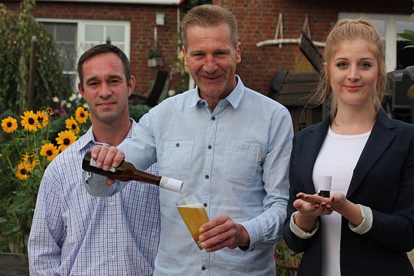 Kostprobe des Erfinder-Trios: Thorsten Schäfer (v. l.), Jürgen Schade und Jana Schade präsentieren den Taste Hero. Mithilfe des Flaschenaufsatzes soll ein Bier wie ein frisch gezapftes kühles Blondes schmecken. - © Archiv: Torsten Wegener