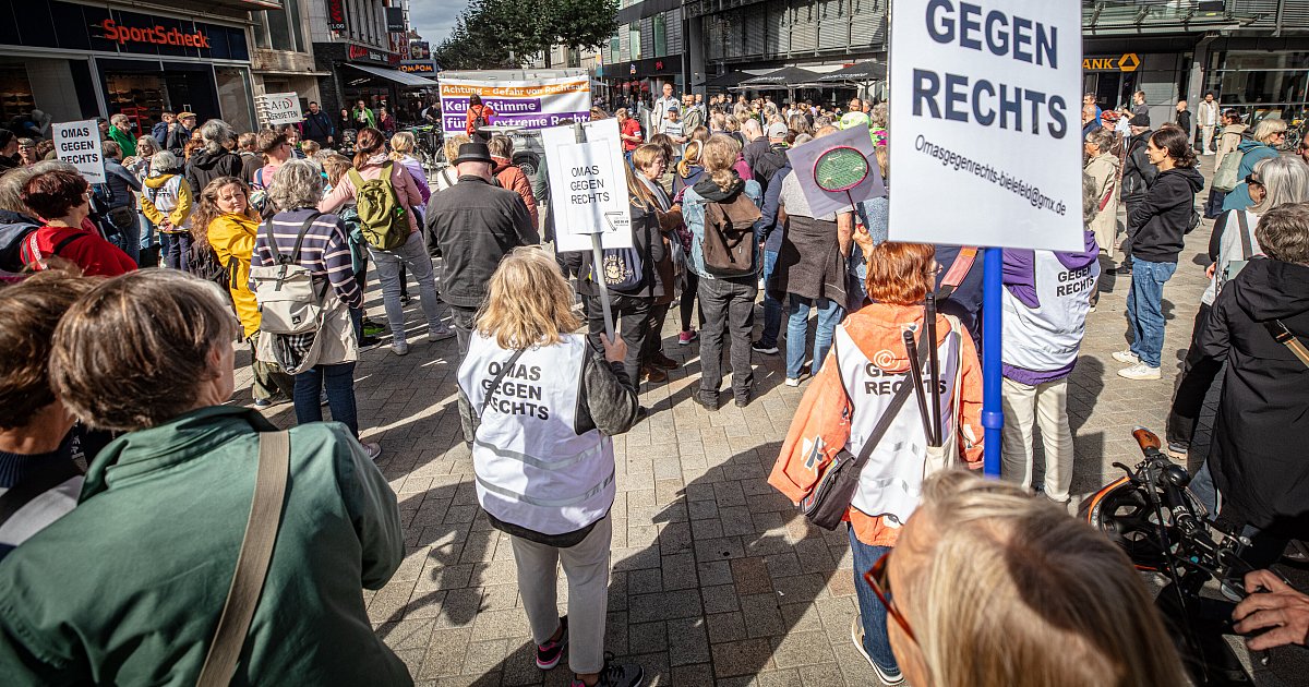 Einen Tag vor der Wahl – Doppel-Demo auf Bielefelds Jahnplatz