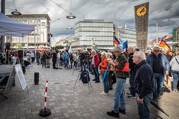 Rund 200 Teilnehmer waren zur Kundgebung von "Bielefeld steht auf" gekommen. Mit dabei die OB-Bewerber Florian Sander (AfD) und Nicole Reese (Lobbyisten für Kinder). - © NW