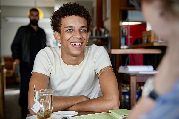 Salimou in einer seiner Lieblingslocations, dem Café Moccaklatsch, im Gespräch mit Redakteurin Heike Krüger. - © Peter Unger