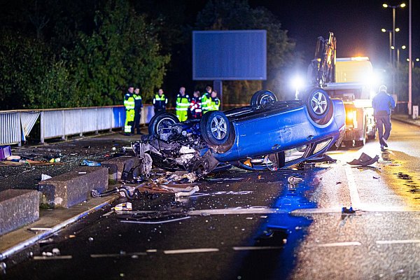 Das Unfall-Auto liegt auf dem Dach auf einer Brücke in Hannover-Kleefeld. Die Oberleitung der darunter verlaufenen ICE-Strecke wurde auch beschädigt. - © Moritz Frankenberg/dpa