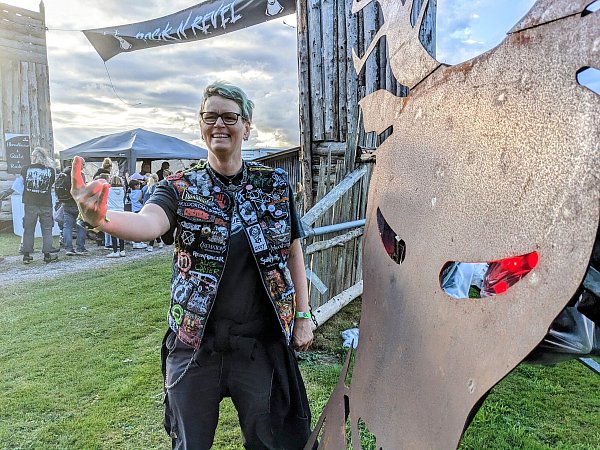 Das imposante Revel-Portal bringt echte Wacken-Atmosphäre auf den Altenbergener Sportplatz. - © Burkhard Battran
