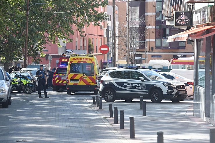 Die Feuerwehr machte Stunden nach der Explosion eine traurige Entdeckung. - © Gustavo Valiente/EUROPA PRESS/dpa