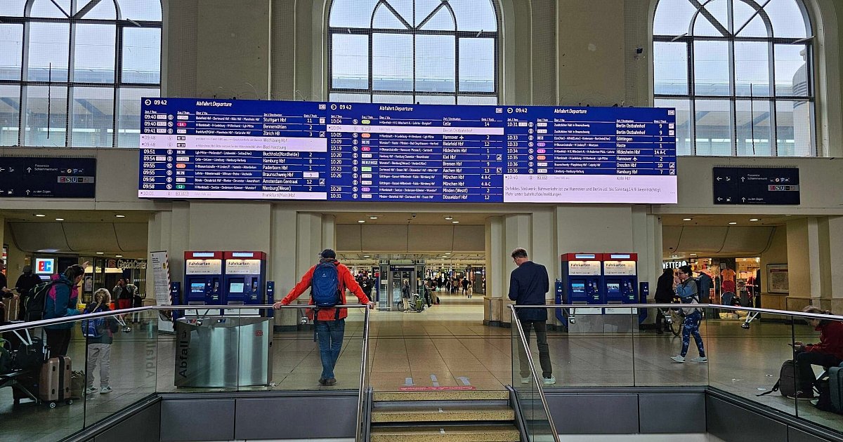 Brand und Unfall bei Hannover: Wichtige Bahnstrecke gestört | Panorama