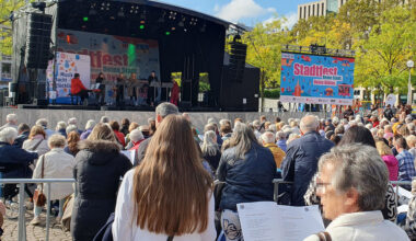 Im Rahmen des Wiesbadener Stadtfestes sind alle Generationen aufgerufen bei Wiesbaden singt mitzumachen.