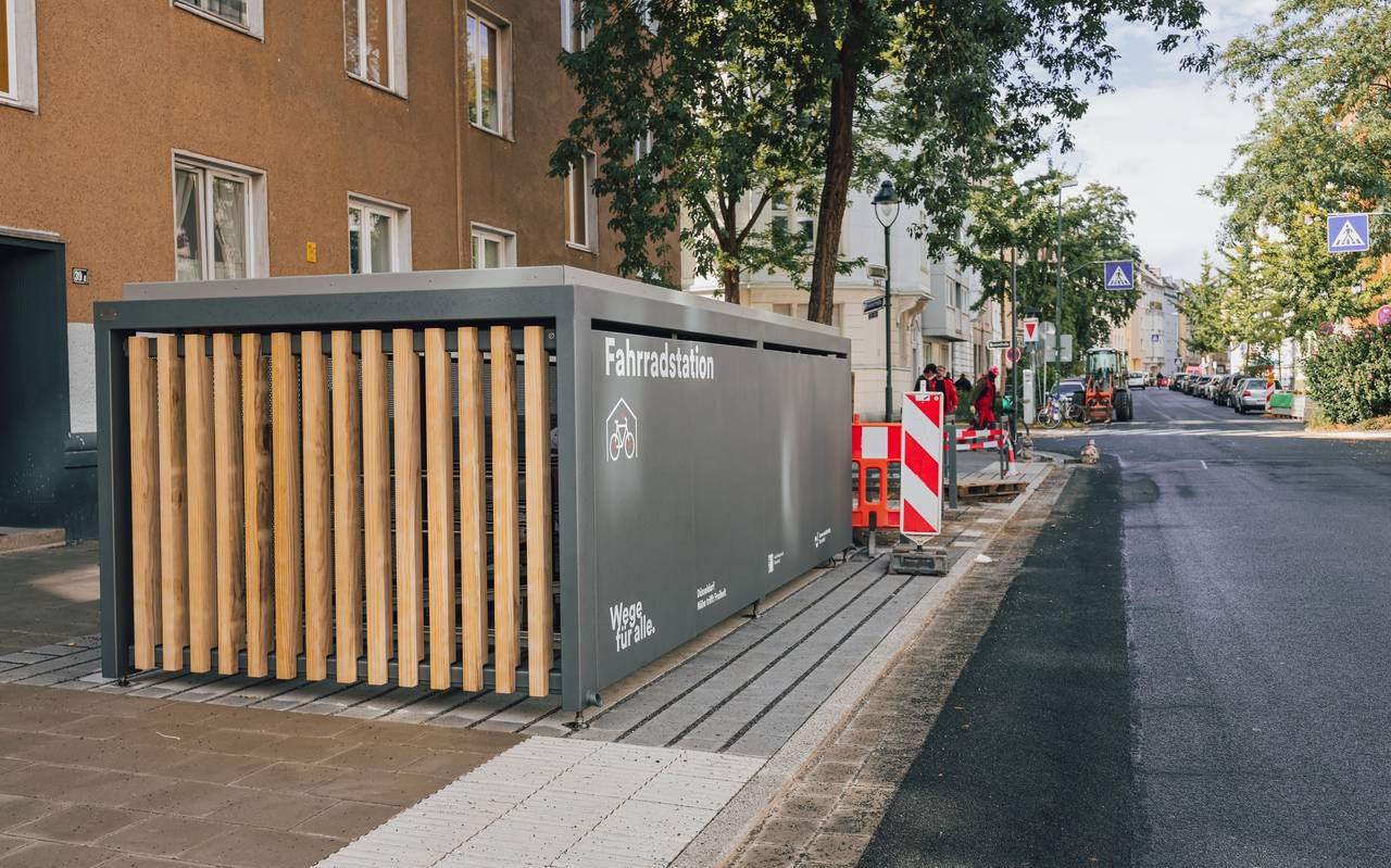 Die neu errichtete Mobilitätsstation an der Rochusstraße in Pempelfort. Zu sehen ist die Fahrradstation, die noch verschlossen ist.