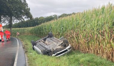 20-jähriger Autofahrer überschlägt sich mit Mercedes im Bielefelder Norden