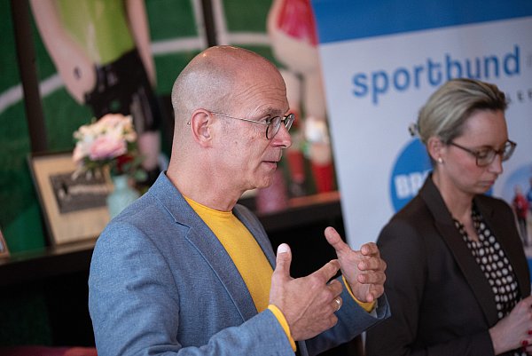 Ingo Nürnberger erklärt seine Pläne für Bielefeld. - © Felix Brenneke