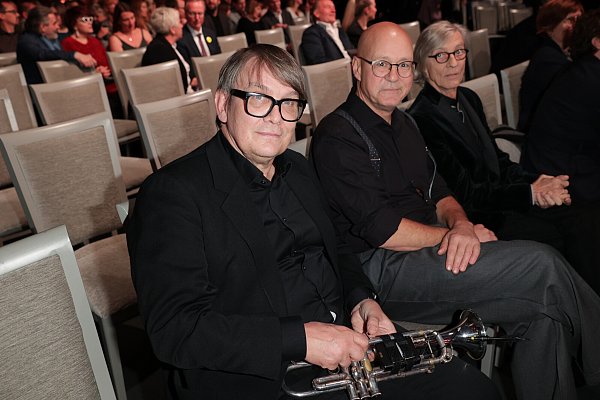 Die Musiker Sven Regener ( v.l.), Ekki Busch und Richard Pappik versprühen den Geist von "Element of Crime" - © picture alliance/dpa