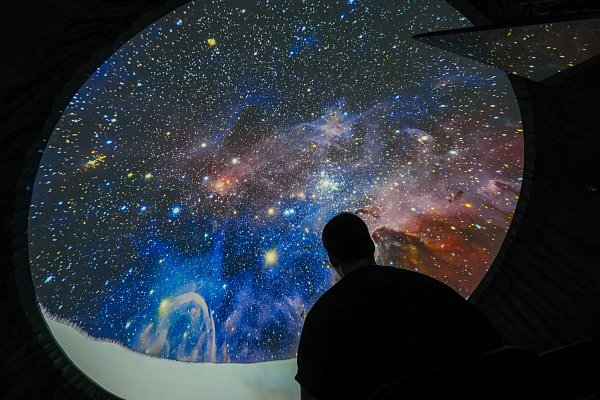 In einem mobilen Planetarium können Besucher in Bünde eine riesige Sternenkuppel erleben. - © Archivfoto: Andreas Zobe