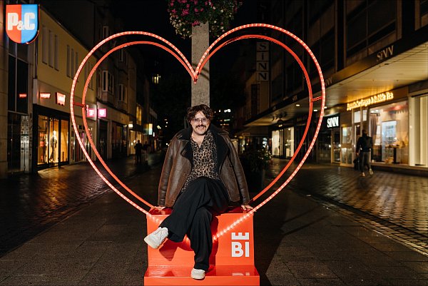 Auch einzeln darf man natürlcih mit den Herzen für ein Foto posieren. - © Benjamin Janzen / Bielefeld Marketing