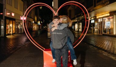 „Hier bitte küssen!“: Bielefeld hat jetzt zwei Kusshaltestellen in der City | Haller Kreisblatt