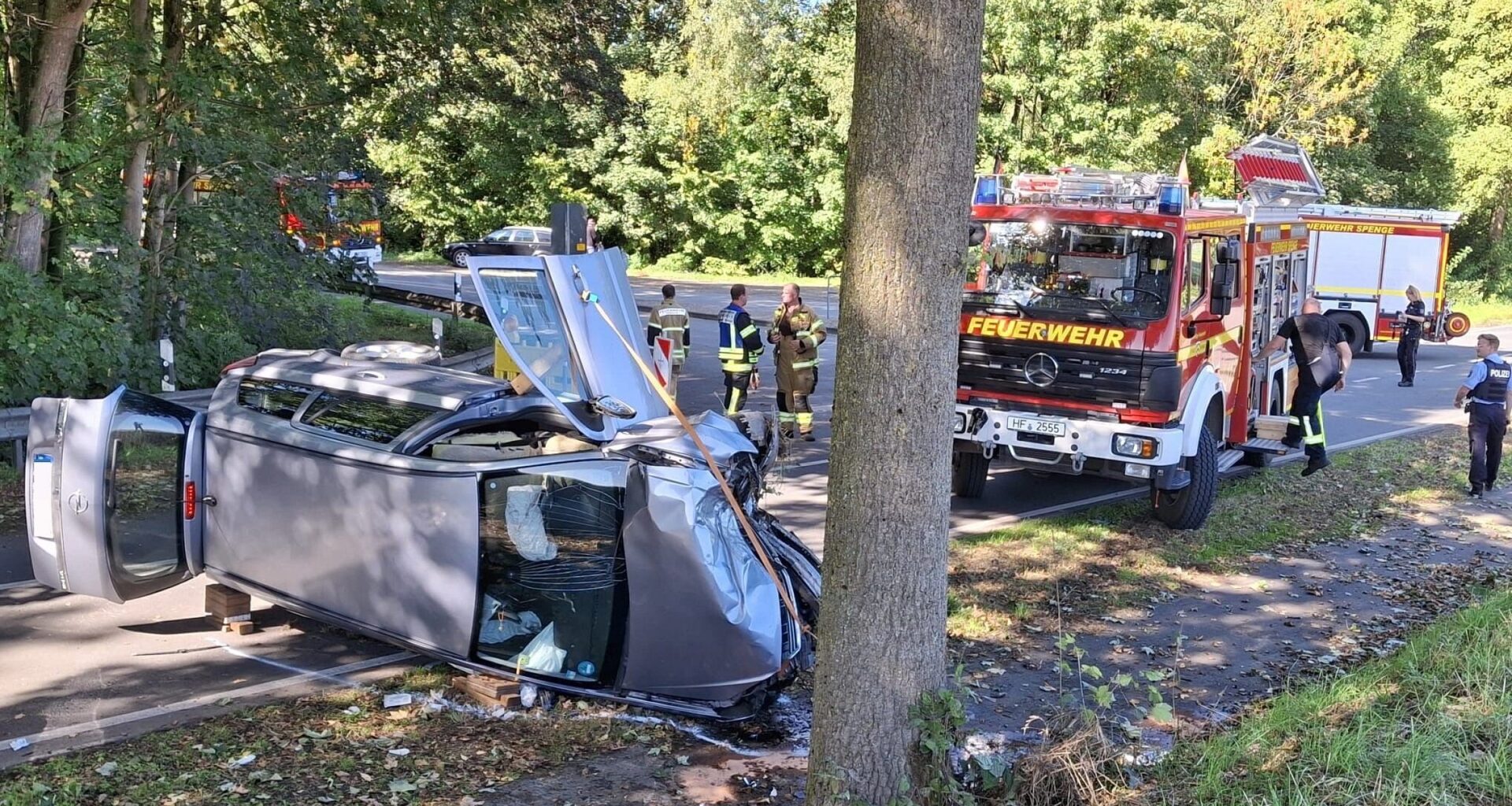 Schwerer Unfall in Spenge: Feuerwehr befreit Fahrerin durch Kofferraum | Haller Kreisblatt