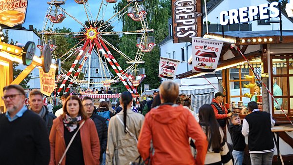 Der Stiftsmarkt in Bielefeld lockt mit einer Vielzahl von Schlemmereien, Musik, Kirmes und Flohmarkt. - © Barbara Franke