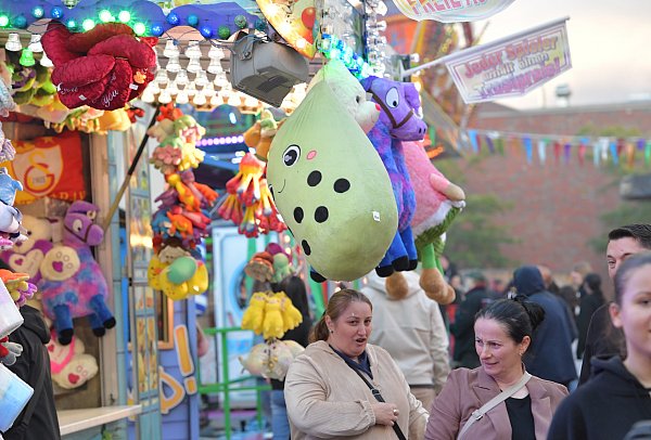 Die Michaeliswoche mit Kirmes und buntem Programm zieht traditionell Zehntausende in die Gütersloher Innenstadt. - © sport/presse/foto Dünhölter