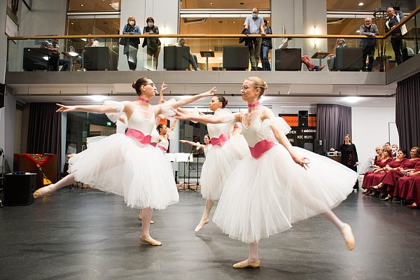 Der Abend mit Tanz und Musik im Elsbach-Haus ist seit Jahren ein Publikumsmagnet. Hier verzaubern Schülerinnen der Balletschule Witte das Publikum mit klassischem Ballett. - © Ralf Bittner