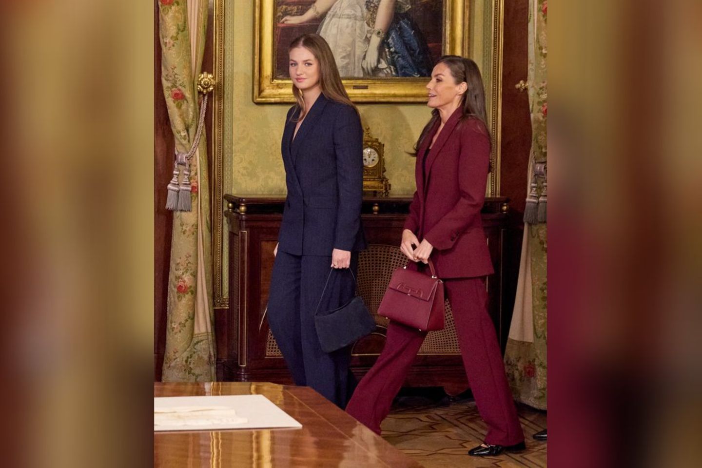 Leonor (li.) und ihre Mutter Königin Letizia in Pamplona.