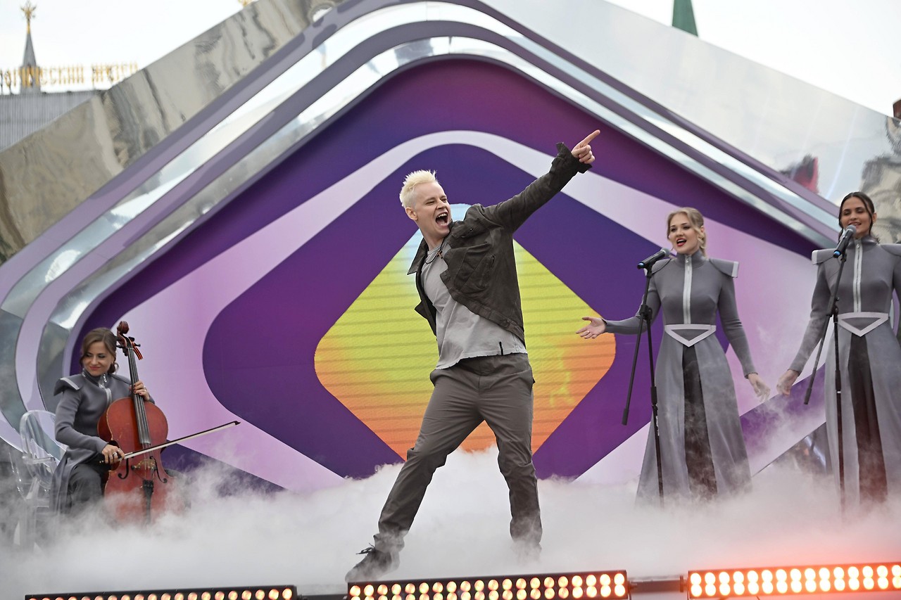 Russischer Sänger Yaroslav Dronov Shaman mit Band vor Intervision-Logo
