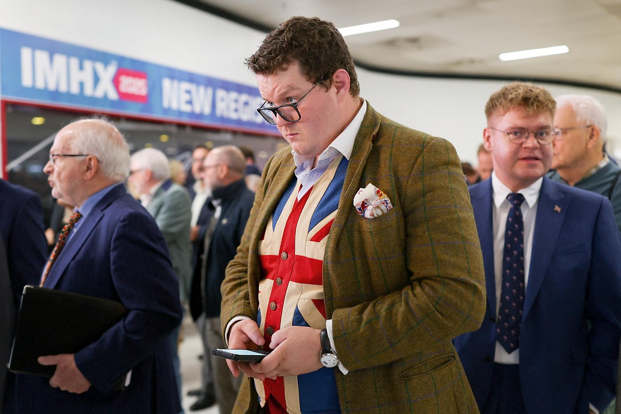 Menschen beim Einlass zur Reform UK Party Konferenz in Birmingham