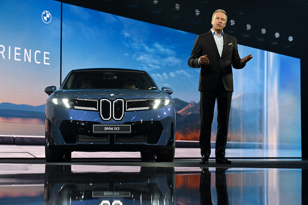 BMW CEO Oliver Zipse bei der Präsentation des BMW iX3 auf der IAA