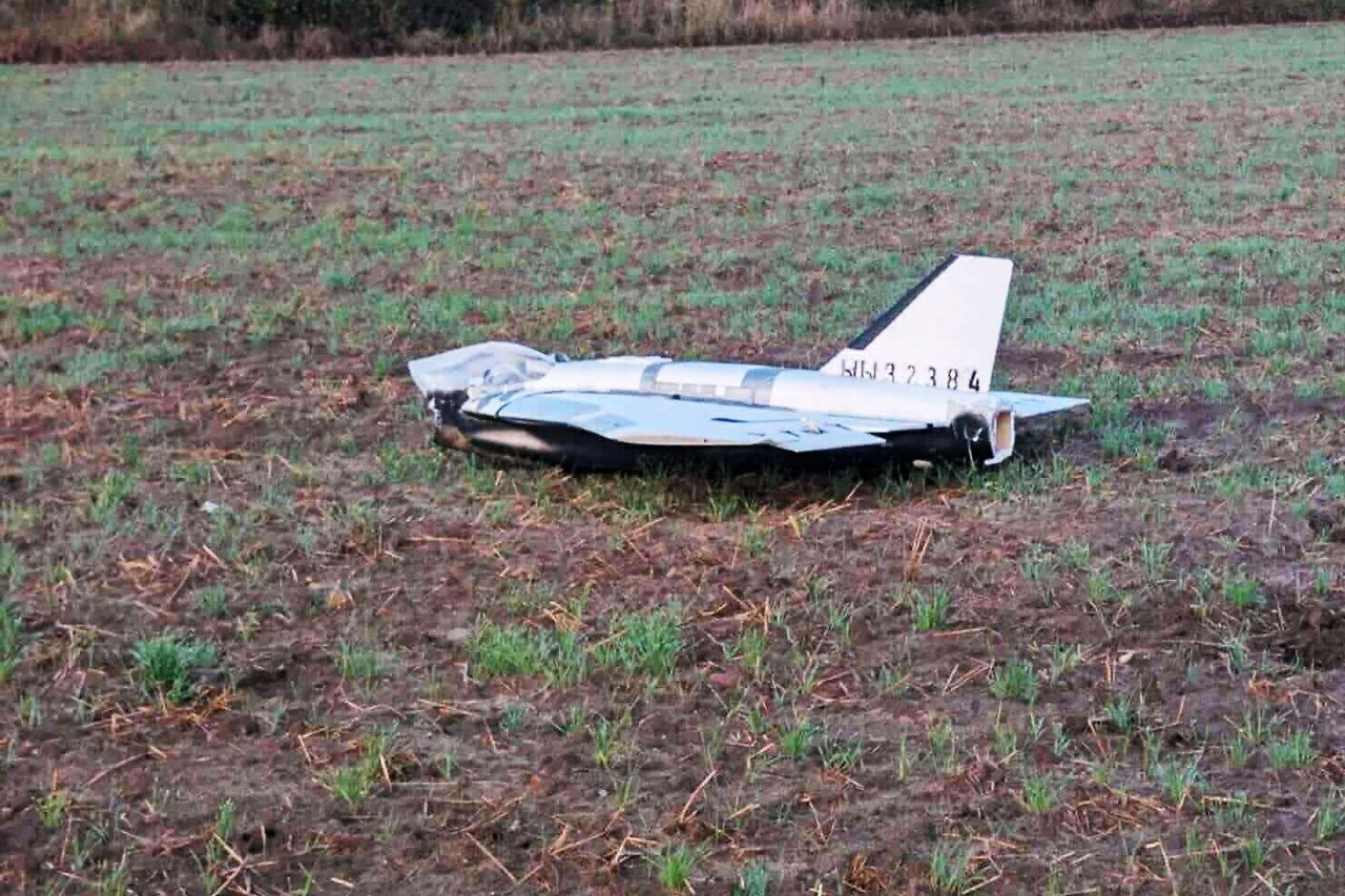 Beschädigte russische Drohne auf Ackerland in Polen