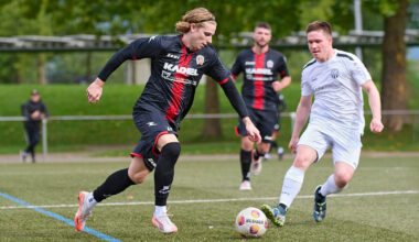 FV 03 Ladenburg - ASV Feudenheim. Am Ball Feudenheims Luca Sterzing. Ladenburgs Fabian Zimmermann (weiß) versucht den Angriff zu unterbinden. Bild: Berno Nix