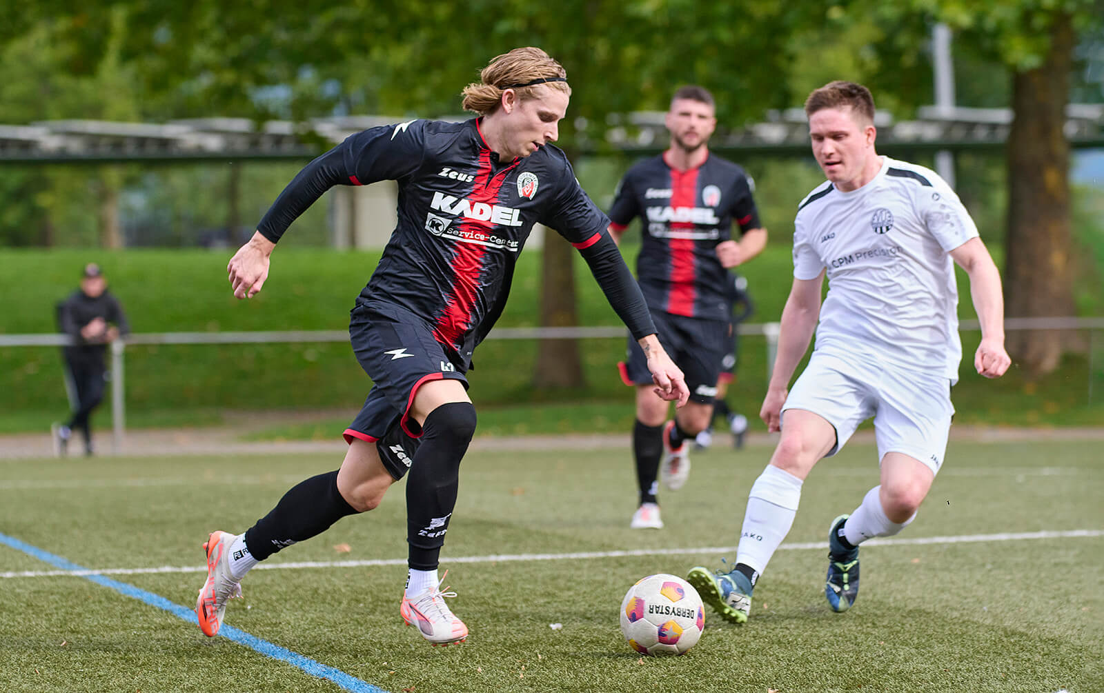 FV 03 Ladenburg - ASV Feudenheim. Am Ball Feudenheims Luca Sterzing. Ladenburgs Fabian Zimmermann (weiß) versucht den Angriff zu unterbinden. Bild: Berno Nix