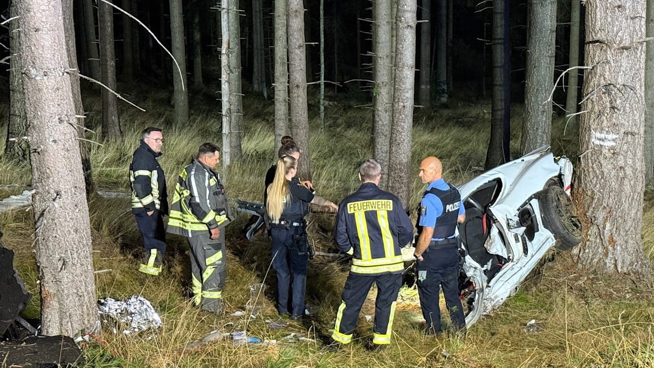 Unfall in Hessen: Porsche kracht in Bäume, zwei Männer tot | Regional