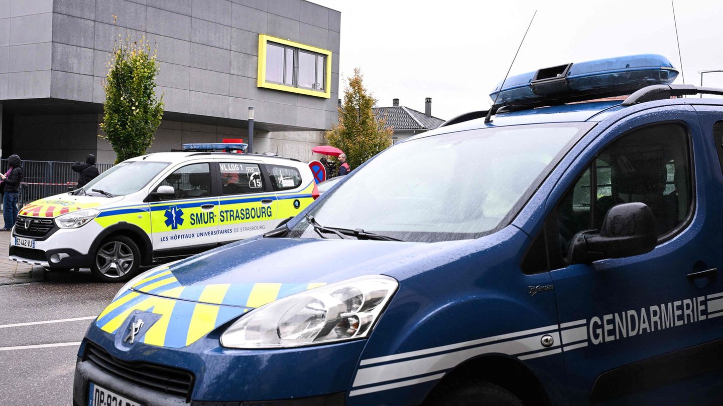 Der Jugendliche hatte am vergangenen Mittwoch seine Lehrerin vor Unterrichtsbeginn im Schulflur mit einem Messerstich im Gesicht