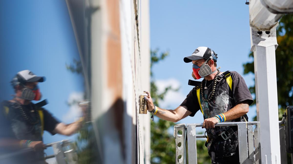 Street-Artist Benzi Brofman gestaltet Schulfassade in Osnabrück