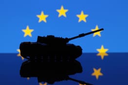Symbolbild zu den Terroranschlägen in Paris und dem Ausnahmezustand in Frankreich: Panzer vor der Flagge der EU Europäische n Union

Symbol image to the Terrorist attacks in Paris and the A state of emergency in France Tanks before the Flag the EU European n Union
