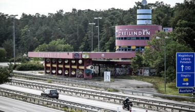 Schwer verletzt: Fußballfans greifen Polizisten bei Kontrolle an | Regional