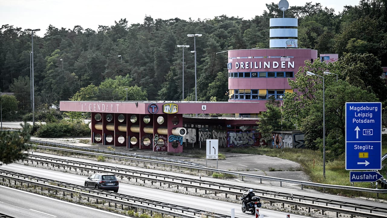 Schwer verletzt: Fußballfans greifen Polizisten bei Kontrolle an | Regional