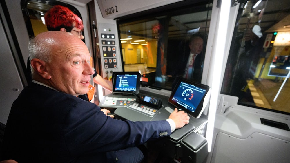 Einige Ruckler, eine schwungvolle Bremsung - doch insgesamt machte sich der Regierende gut am Steuer der U-Bahn. Alle Ehrengäste erreichten den Bahnhof Alexanderplatz unbeschadet.