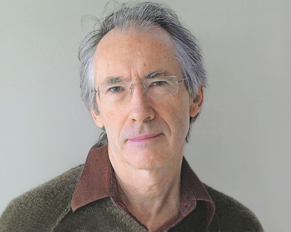 Der britische Bestseller-Autor Ian McEwan stellt seinen neuen Roman „Was wir wissen können“ in der Muffathalle München vor.