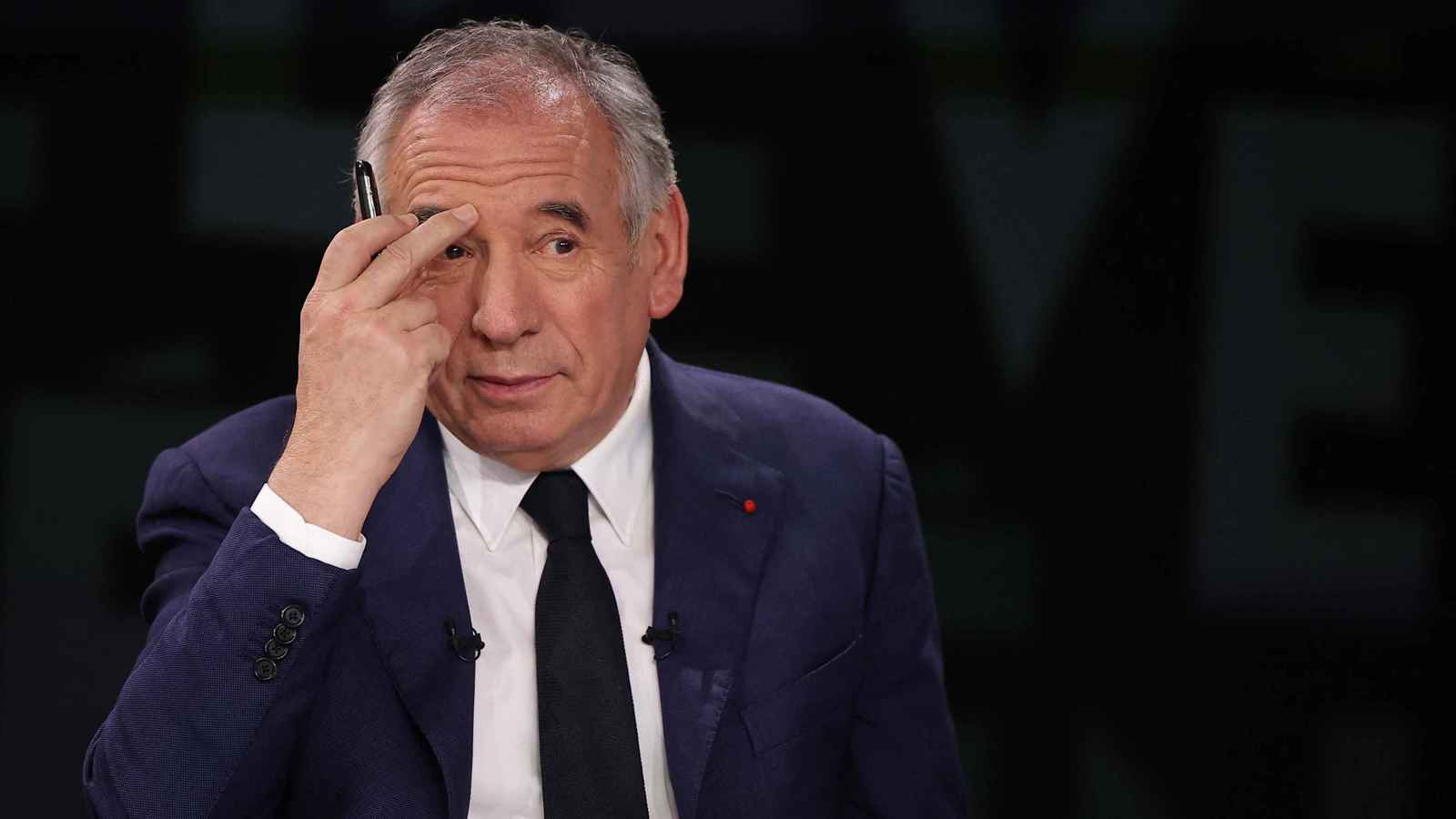 Regierungskrise und politischer Riss bedrohen die Stabilität Frankreichs .. was sind die möglichen Szenarien?