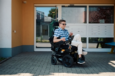 Till Martenka vor seiner eigenen Wohnung