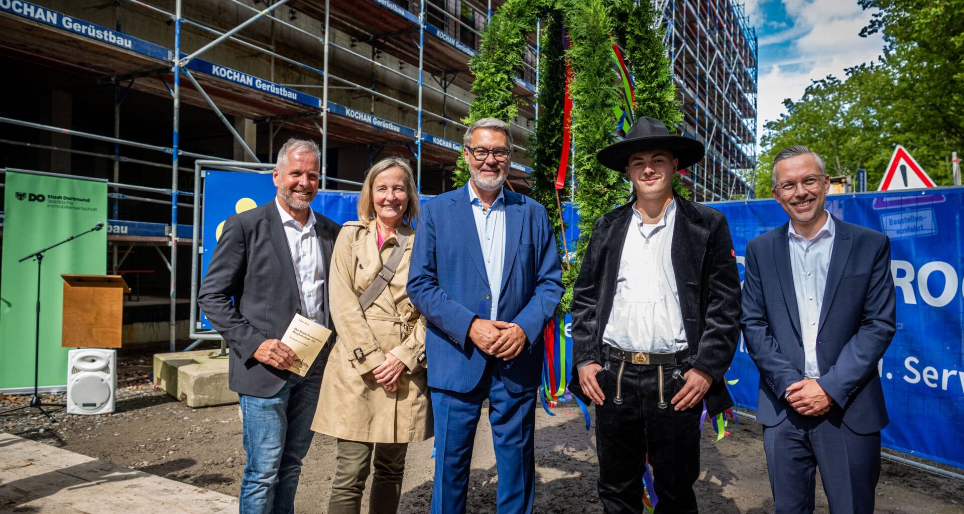 Viel Platz für mehr als 830 Kinder: Am neuen Schulzentrum an der Burgholzstraße wurde Richtfest gefeiert