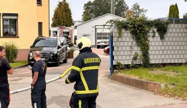 Beim Feuer in der Berliner Straße sind viele Kräfte im Einsatz.