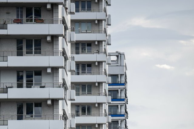 Blick auf drei Häuserblocks in Berlin.