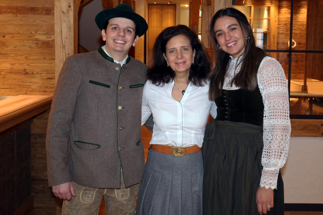 Arabella Schörghuber (Mitte) mit ihren Kindern Alexander und Ramona Pongratz.
