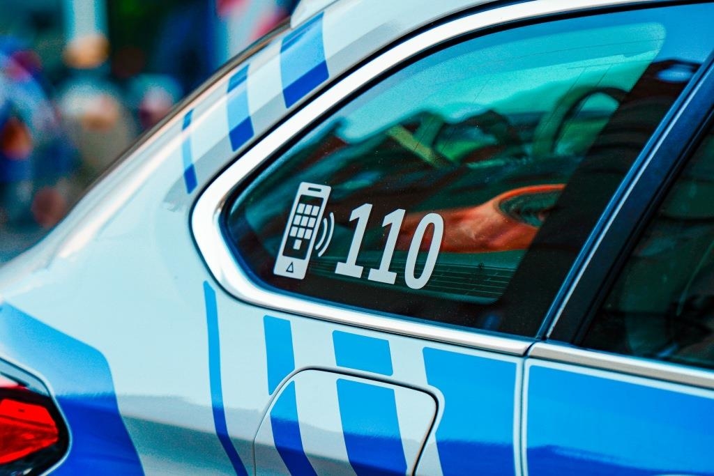 Mann (55) wählt in Augsburg über Stunden den Polizeinotruf und bedroht die Beamten
