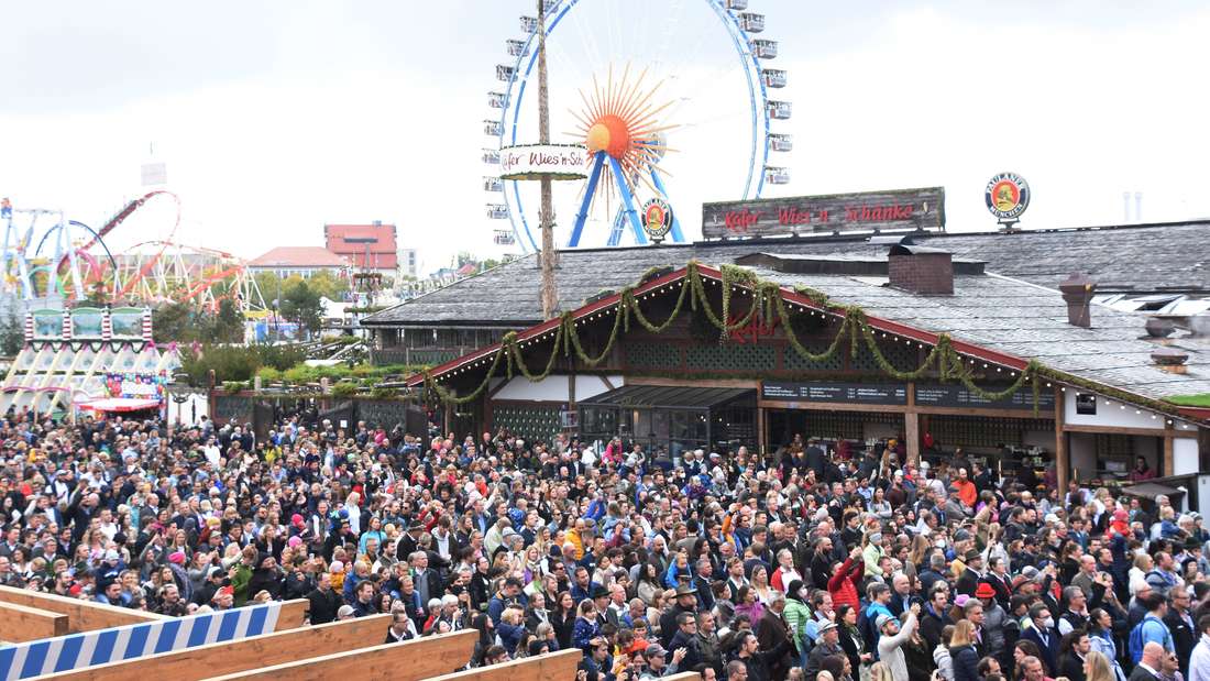Eine große Menschenmasse auf dem Oktoberfest.